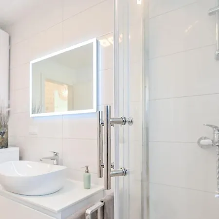 Modern Adora Malinska