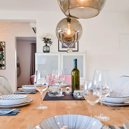 Modern Adora Apartman