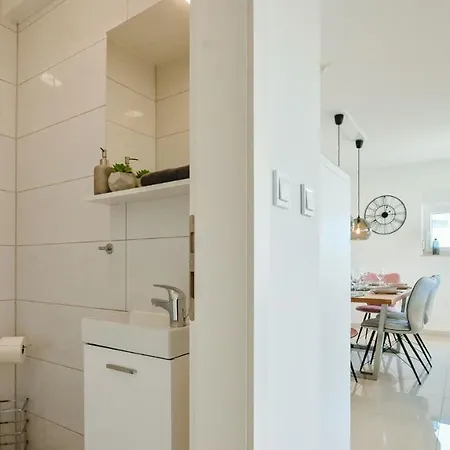 Modern Adora * Malinska