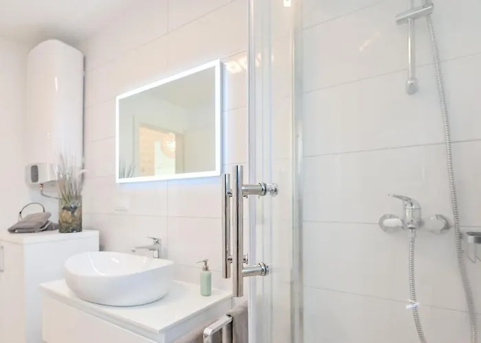 Modern Adora Malinska