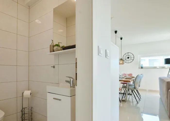 Modern Adora * Malinska