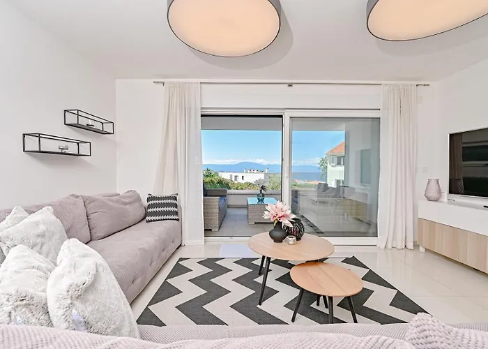 Modern Adora * Malinska